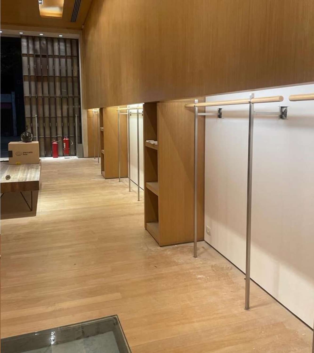 Araras em inox — Loja Oscar Freire