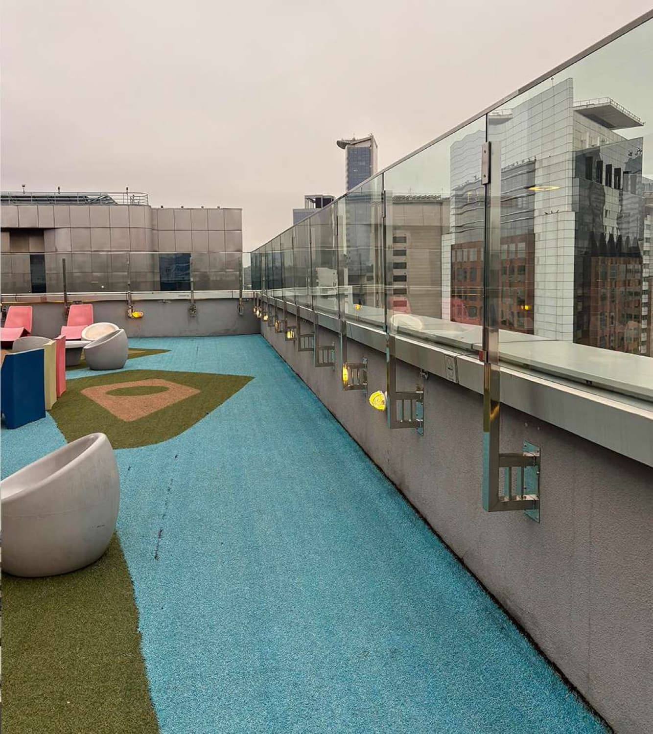 Guarda-corpo de vidro com pinças em aço inox — Projeto Cubo Itaú
